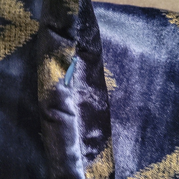 Pair of velvet accent pillow cases - Picture 3 of 4